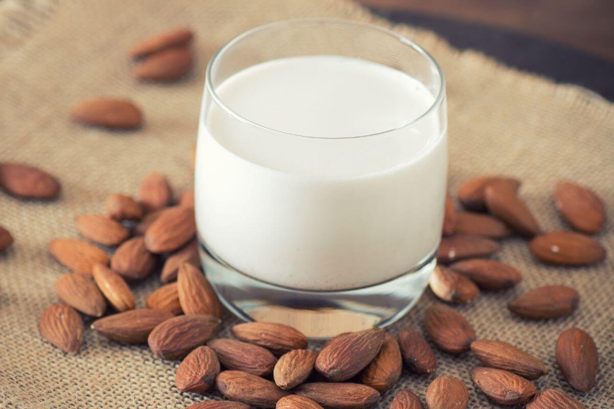 Read more about the article 4 Health Benefits of Almond Milk Explained